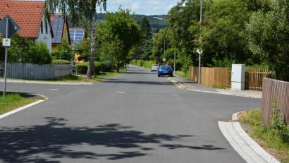 Bild: jr
Tempo 30 und „Rechts vor links“ haben Anwohner für die Mitterteicher Straße in Pechbrunn (Bild) beantragt. Einstimmig beschloss der Gemeinderat, zunächst Erfahrungsberichte aus anderen Kommunen einzuholen.