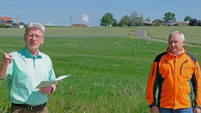 Bild: tr
Der Leiter des AELF, Wolfgang Wenisch (links), erklärt dem Leiter der Bayerischen Staatsforsten Waldsassen, Norbert Zintl, wo künftig der landwirtschaftliche Teil des Sterzer Rundwegs verlaufen wird. Der forstliche Teil ist bereits seit einem Jahr fertiggestellt und wird sehr gut angenommen.