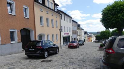 Bild: rn
Eine alltägliche Situation am Karlsplatz: Autos parken auf dem Gehsteig , auch entgegen der Fahrtrichtung.