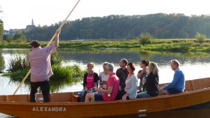 Archivbild: Völkl
Am Tag der Bootstaufe gab Heiner Kummert, einer der Zillenfahrer, Gästen einen Vorgeschmack darauf, wie schön ein Ausflug auf der Naab sein kann.