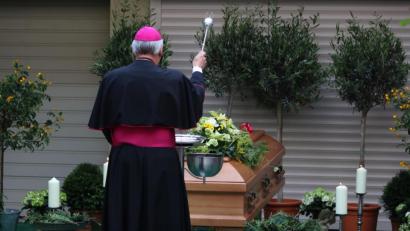 Bild: Daniel Karmann/dpa
Ein Priester hält einen Gottesdienst vor dem Sarg des verstorbenen Georg Ratzinger. Das Requiem findet am kommenden Mittwoch im Regensburger Dom statt.