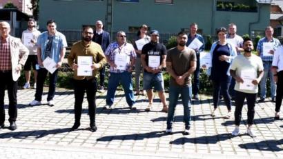 Bild: usc
Einen wichtigen Schritt zu beruflichen Stabilisierung haben 19 Männer und Frauen mit der erfolgreichen Qualifizierung zur Fachkraft für Lagerlogistik bzw. Fachlagerist getan. Der Anteil der Personen mit Migrationshintergrund lag bei der letztgenannten Maßnahme lag bei knapp 80 Prozent.