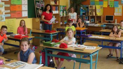 Bild: wro
Nicht nur Rektorin Inge Dick und Simone Collignon (von links), auch die Buben und Mädchen der Wiesauer Grundschule freuten sich auf den Wiedereinstieg des Lesezirkels.