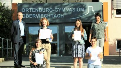 Bild: lg
Schulleiter Ludwig Pfeiffer (links) und Latein-Fachbetreuerin Monika Krauß (rechts) überreichten den erfolgreichen Teilnehmern des Bundeswettbewerbs Fremdsprachen die Urkunden. In der Mitte von links Alexandra Pogoda, Emil Thomsen, Christina Feil und Andrea Schneeberger.