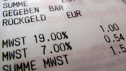 Bild: Oliver Berg/dpa
Sechs Monate lang weniger Mehrwertsteuer soll die Deutschen kauflustiger machen - so der Plan der Bundesregierung. Für den Einzelhandel bedeutet das aber zunächst eine Menge Arbeit.