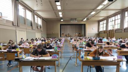 Bild: jzk
Für 137 Zehntklässler der Kemnather Realschule begannen in der Turnhalle die Abschlussprüfungen 2020.