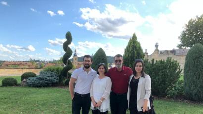 Bild: exb
Familie Aghadadashov lebt seit 2001 in Weiden. Am 6. März machte sie sich auf, um neue Pässe zu beantragen. Doch von dieser Reise sollte sie so schnell nicht zurückkehren. Samira (rechts), ihr Bruder Murad (links) und die Eltern sitzen bis heute in Aserbaidschan fest. Das Familienfoto entstand 2019 bei einem Ausflug nach Bamberg.