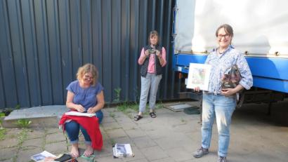 Bild: jzk
Petra Schuster (rechts) freute sich über das Bild von Kursleiterin Susanne Vonhoff (Zweite von rechts).