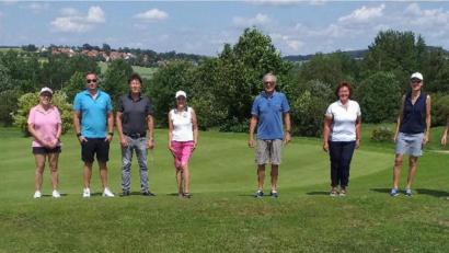 Bild: Golfclub Stiftland/exb
Golfclub-Präsident Wolfgang Ries zusammen mit den erfolgreichsten Teilnehmern des Jubiläumsturniers, Franziska Grauvogel, Chris Burger, Bernhard Burger, Monika Burger, Gerd-Jürgen Schlecht, Brigitte Schönberger, Loretta Marques und Armin Goller (von links).