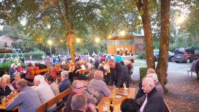 Archivbild: krb
So ging es bei der letzten Serenade im vergangenen Jahr zu. Es spielten die "Neustädter Kirwaleit" - die nun den ganz besonderen Serenadensommer 2020 eröffnen.
