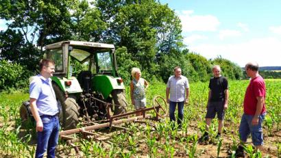 Bild: fvo
Wasserschutzberater Michael Lukas (links) referiert im Beisein von Christine Griesbach (Zweite von links) vom Sachgebiet Wasserschutz der Marktgemeinde über das Thema "Wasserschutz durch Untersaaten im Mais"
