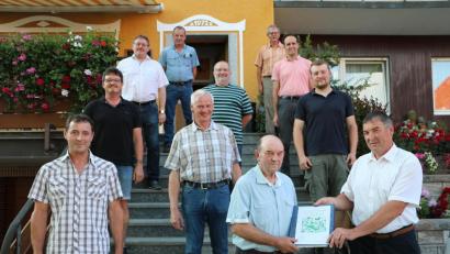 Bild: gru
Übergabe von Andreas Lindner an Peter Gradl mit den künftigen Verbandsräten in neuer Funktion