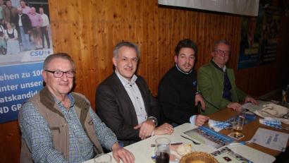 Archivbild: wro
Der freiwillige Ehrensold für den ehemaligen Zweiten Bürgermeister Fritz Holm (links) sorgte im April für zwei FW-Gegenstimmen zum Gemeindehaushalt. Das Archivbild zeigt Holm zusammen mit Bürgermeister Toni Dutz, CSU-Ortsvorsitzendem Michael Dutz sowie Landrat Roland Grillmeier (von rechts).