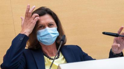 Bild:  Peter Kneffel/dpa 
17.06.2020, Bayern, München: Ilse Aigner, Präsidentin des Bayerischen Landtags, sitzt vor Beginn der Plenarsitzung des bayerischen Landtags mit Mundschutzmaske auf ihrem Platz. Thema ist unter anderem die Öffnung der Kitas in Bayern nach der Corona-Pandemie. Foto: Peter Kneffel/dpa +++ dpa-Bildfunk +++