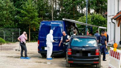 Bild: Clemens Hösamer
Polizei und Spurensicherung fanden sich am Montag vor dem Haus im Schwandorfer Stadtteil Büchelkühn ein.