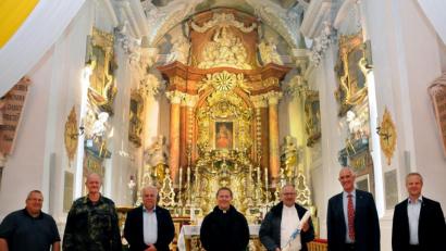Bild: Stephan Huber
Von Links: Pfarrhelfer Thomas Lang (Ulm), Oberstleutnant Gereon Gräf (Vorsitzender Katholikenrat), Pfarrhelfer Herbert Sturm (Weiden), stellv. Leitender Militärdekan Alexander Prosche (Ulm), Militärpfarrer Johannes Beszynski (Bogen), Leitender Militärdekan Ralf Zielinski (München) und Militärpfarrer Rüdiger Glufke (Cham) entzündeten eine Kerze für Soldaten.
