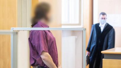 Bild: Armin Weigel/dpa
Der Angeklagte (links) steht mit Mundschutz im Verhandlungssaal des Landgerichts Regensburg.