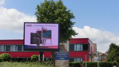 Bild: kgg
Am Ortseingang aus Richtung Grenzübergang ist eine große Lichtreklame-Tafel installiert worden.