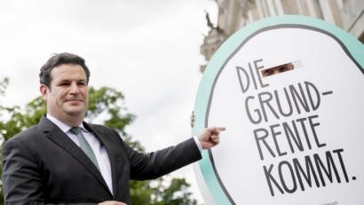 Bild: Christoph Soeder/dpa
Hubertus Heil (SPD), Bundesarbeitsminister, steht vor dem Bundestag. Anlässlich der Verabschiedung der Grundrente im Parlament stellten er sich neben einen Werbeaufsteller. Der trägt die Aufschrift: "Die Grundrente kommt. Deine Rente".