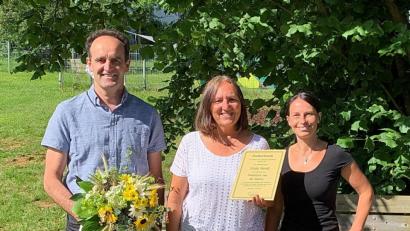 Bild: gru
Blumen und eine Urkunde für 40 Jahre Mitarbeit im Kindergarten Edelsfeld (von links): Bürgermeister Hans-Jürgen Strehl, Jubilarin Ursula Herold und Kindergartenleiterin Sonja Winter.
