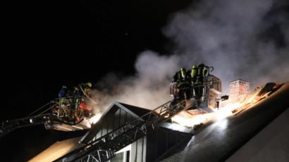 Bild: jma
In der Nacht auf Donnerstag zieht ein Gewitter über das Stadtgebiet Grafenwöhr. Kurz nach Mitternacht schlägt ein Blitz in ein Mehrfamilienhaus ein und setzt das Gebäude in Brand.