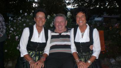 Bild: hme
Josef Hammer bei seinem 70. Geburtstag , eingerahmt von seiner Lieblingsgesangsgruppe, den Neustädter "Zupfer-Moidln. Jetzt ist der bekannte Neudorfer gestorben.