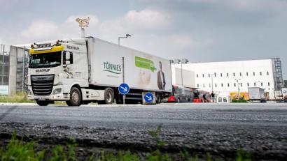 Bild: David Inderlied/dpa
Noch am Mittwoch vor einer Woche verließen Lastwagen das Werksgelände von Tönnies in Rheda-Wiedenbrück. Wegen des Corona-Ausbruchs ist der Schlachtbetrieb inzwischen gestoppt worden.
