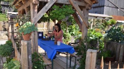 Bild: gi
In ihrem Hexengarten prüft die Biologin Claudia Schmid die Qualität der Kräuter.