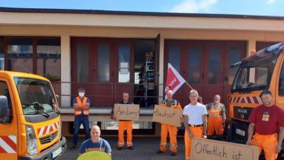 Bild: Kathrin Birner/exb
Mitarbeiter des Bauhofs Amberg forderten zum "Tag des öffentlichen Dienstes" mit ver.di mehr Anerkennung und Respekt für die Beschäftigten.