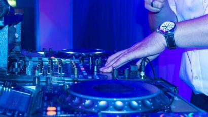 Bild: Philipp Ruch/pixabay
Die Musik, die heute in Discos läuft, findet unser Kollege größtenteils ungenießbar. Das war nicht immer so.