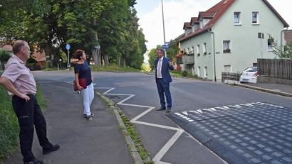 Bild: Andreas Royer
Erwin Thurner, Rosalia Wendl und Bürgermeister Michael Göth (von links) begutachten die neuen Bremsschwellen.
