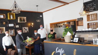 Bild: krb
Glückwünsche an Ali Kann. Er eröffnet in Neustadt/WN ein neues Café