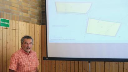 Bild: do
Landschaftsarchitekt Manfred Neidl von der Firma "Voltgrün" erläutert die Einzelheiten der Bebauungsplan-Festsetzungen für das "Sondergebiet Solarpark Altzirkendorf".