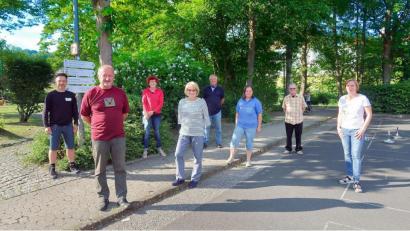 Bild: bsc
Tourist-Info-Leiterin Melanie Höfer (rechts) freut sich über das große ehrenamtliche Engagement von (von links) Robert Janko, Helmut Wildenauer, Sabine Friebus, Gertraud Kappauf, Dieter Schraml, Lisa Rauh und Josef Vogl. Sie übernahmen das Ehrenamt Wegepate für Wanderwege sowie für Nordic-Walking-Strecken rund um Friedenfels.