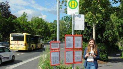 Bild: exb
Ein kurzer Blick ins Smartphone und den Transport von A nach B checken. Künftig sollen verschiedene Verkehrsmöglichkeiten wie Busse, Sammeltaxis und Leihräder besser miteinander vernetzt und die Mobilität im Amberg-Sulzbacher Land nachhaltiger werden, freut sich die neue Regionalmanagerin Katharina Schenk.