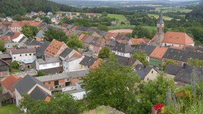 Bild: ow
Wie schon im vergangenen Jahr ist die Sanierung des Ortszentrums der größte Posten im Haushaltsplan der Kulmstadt. Momentan wird ein neuer Regenwasserkanal installiert und Teile der Wasserleitung werden erneuert.