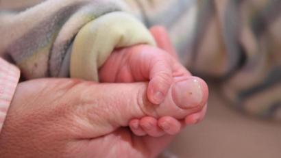 Archivbild: Uli Deck/dpa
An einer Tankstelle in Hemau im Landkreis Regensburg hat eine Mutter ihr Kind zur Welt gebracht.