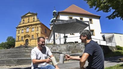Bild: Petra Hartl
Matthias Schatz (links) stoßt gerne mit seinen Mitmenschen an. Gerade deshalb hätte sich der neue Mesner in diesem Jahr auf das Bergfest gefreut.