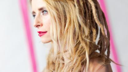 Bild: Antje Kröger
Sarah Lesch schreibt, singt und trägt Lieder, die Traditionen weiterführen und sie neu denken, die so kraftvoll wie zurückhaltend strahlen und dabei Anmut und Eigensinn vereinen.