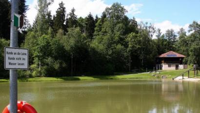 Bild: wro
An mehreren Stellen des Freizeitgeländes Waldbadeweiher mahnen Hinweisschilder, dass Hunde an der Leine zu führen sind und nicht ins Wasser dürfen. CSU-Marktrat Markus Troesch sah sich veranlasst, in der Gemeinderatssitzung noch einmal darauf hinzuweisen.