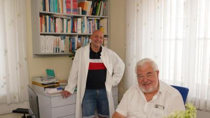 Bild: fvo
Dr. Sebastian Hoppe (links) soll Dr. Nikolaus Globisch in der Landarztpraxis beerben. Globisch wird noch einige Zeit als ärztlicher Mitarbeiter stundenweise weiter mitarbeiten.