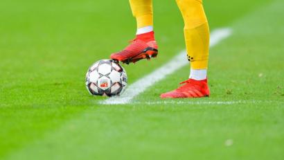 Bild: Uwe Anspach/dpa/Symbolbild
Ein Spieler kickt einen Fußball.