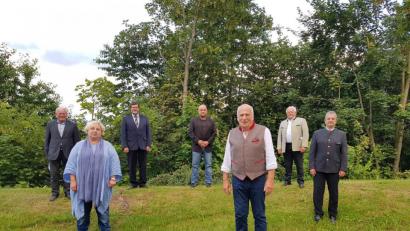 Bild: ck
Bürgermeister Andreas Wutzlhofer (rechts) verabschiedet die Stadträte (von links) Johann Gösl, Gabi Eichl, Johann Wiesent, Willi Woldrich, Johann Gollwitzer und Josef Haberkorn.
