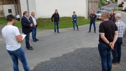 Bild: sm
Bei einem Ortstermin in Glasern erläutert Bürgermeister Dr. Gerhard Kellner (Zweiter von links) dem Gemeinderat die Maßnahmen zur Ortsverschönerung.