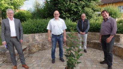 Bild: br
Durch die Veränderungen im Zuge der Kommunalwahl änderte sich auch die Spitze des Abwasserzweckverbandes Schlammersdorf-Vorbach. Im Bild (von links), Werner Roder (bisheriger stellvertretender Vorsitzender), der neue Verbandschef Johannes Schmid, dessen Vorgänger Gerhard Löckler und Alexander Goller, der neue Stellvertreter des Verbandsvorsitzenden.
