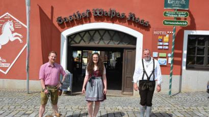 Bild: jr
Hugo Schiml (rechts) bleibt weiterhin Inhaber des Gasthauses „Weißes Ross“, den Betrieb führen aber jetzt seine Nichte Michaela Fick und deren Lebensgefährte Christoph Richter.