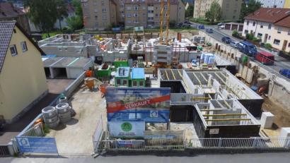 Bild: usc
Das Bauprojekt Eglseer Straße 47. Im vorderen Bereich des Grundstücks lässt sich bereits das Kellergeschoss vom Haus A erkennen. Bei den beiden dahinter liegenden Gebäuden (Haus B und Haus C) werden aktuell Maurerarbeiten ausgeführt.