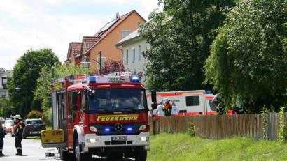 Bild: fpoz
Zu einem Mehrfamilienhaus am Kirchsteig rückten am Mittwoch Feuerwehrleute aus Waldershof, Walbenreuth, Poppenreuth und Marktredwitz aus.