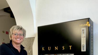 Bild: stg
Bibliotheksleiterin Sabine Guhl probierte als eine der ersten den "Kunstautomaten" aus