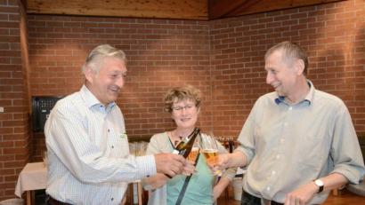 Archivbild: Gabi Schönberger
Ein Bild aus glücklicheren grünen Tagen: Karl Bärnklau stößt mit Gisela und Stefan Helgath (links) auf ein sensationelles Ergebnis für die Partei bei der Europawahl 2019 an.